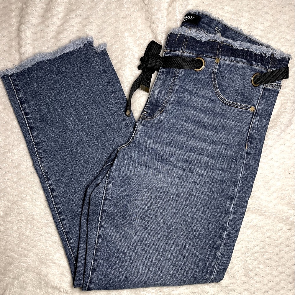 Never worn, Liverpool Los Angeles straight jeans, included black fabric belt